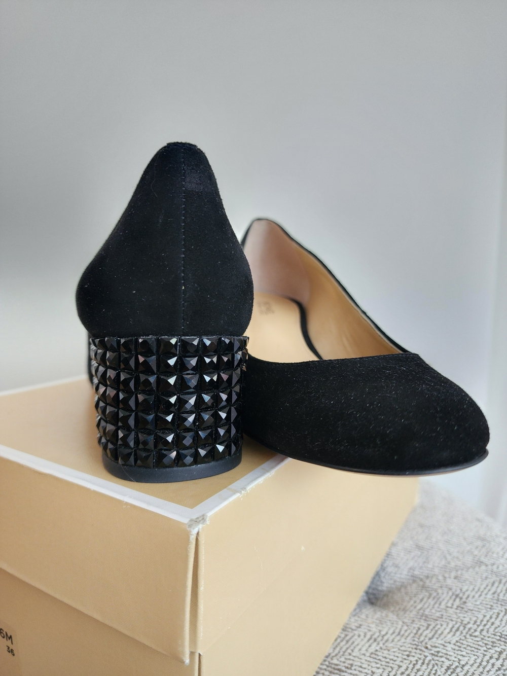 Michael Kors Black Suede Studded Block Heel Arabella Kitten Pumps Sz 6M - Picture 2 of 4
